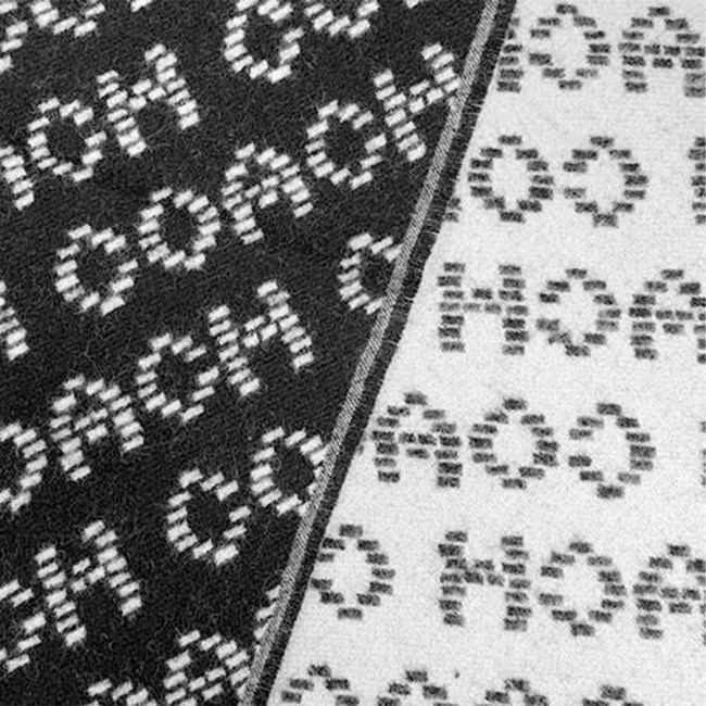 【COACH】滿版LOGO羊毛圍巾-黑白